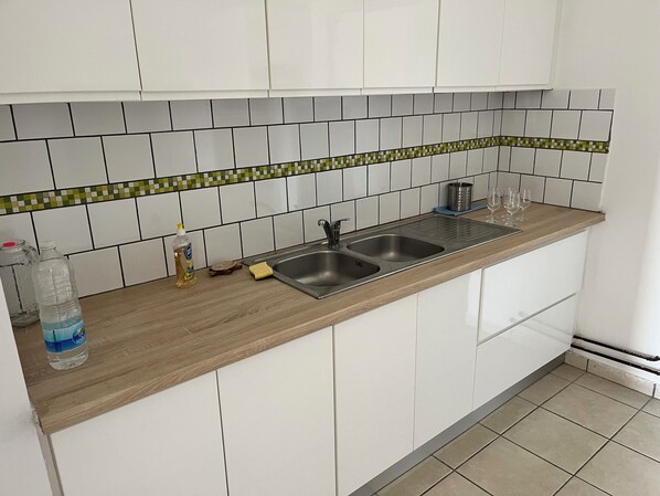 Réfrigérateur, four à micro-ondes, surface de cuisson, cafetière-théière