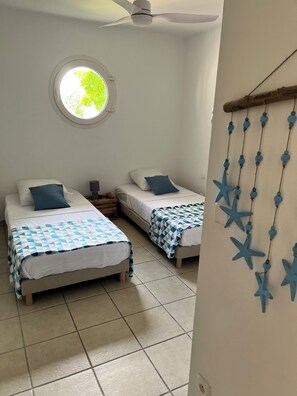 3 عدّة غرف نوم ومكواة/لوح كي وواي فاي وملاءات أسرّة