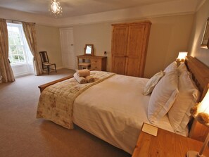6 bedrooms, free WiFi, bed sheets