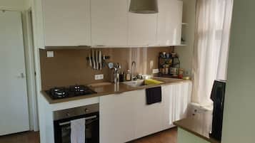 Geladeira, micro-ondas, fogão, cooktop