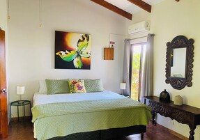 Bangalô conforto, sacada, vista parcial para o oceano | Roupas de cama antialérgicas, cofres nos quartos