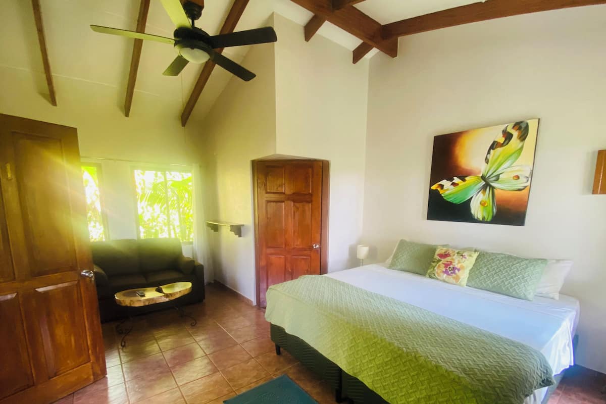 舒適單棟小屋, 露台, 部分海景 | 防敏寢具、房內夾萬、手提電腦工作空間、遮光窗簾/窗簾