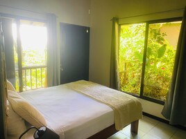 Bangalô família, sacada, vista para o rio | Roupas de cama antialérgicas, cofres nos quartos