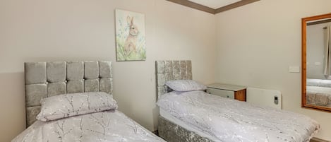 1 bedroom, bed sheets