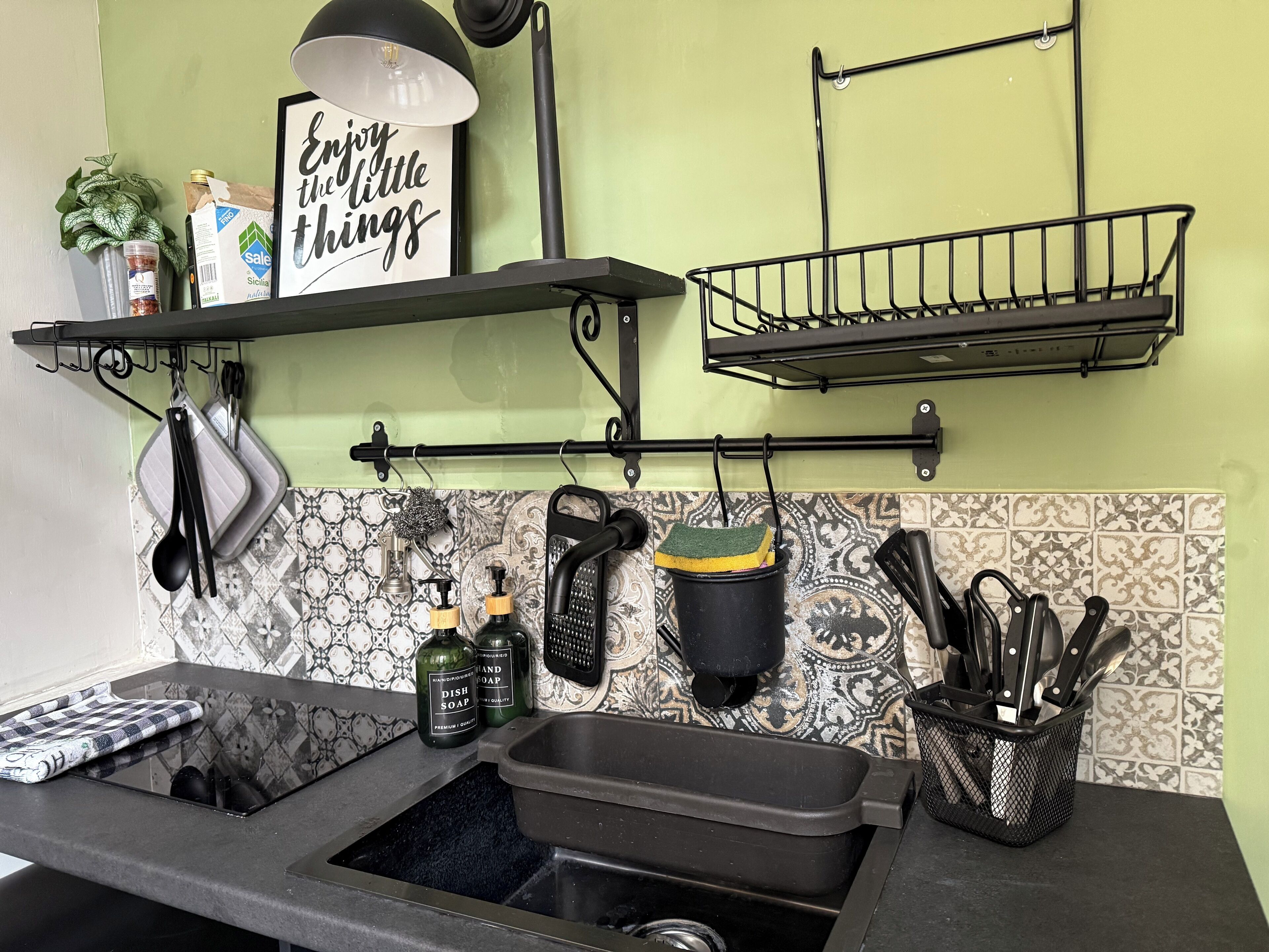 Réfrigérateur, micro-ondes, plaque de cuisson, cafetière/bouilloire