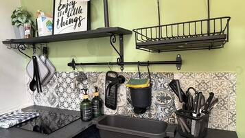 Réfrigérateur, micro-ondes, plaque de cuisson, cafetiÚre/bouilloire