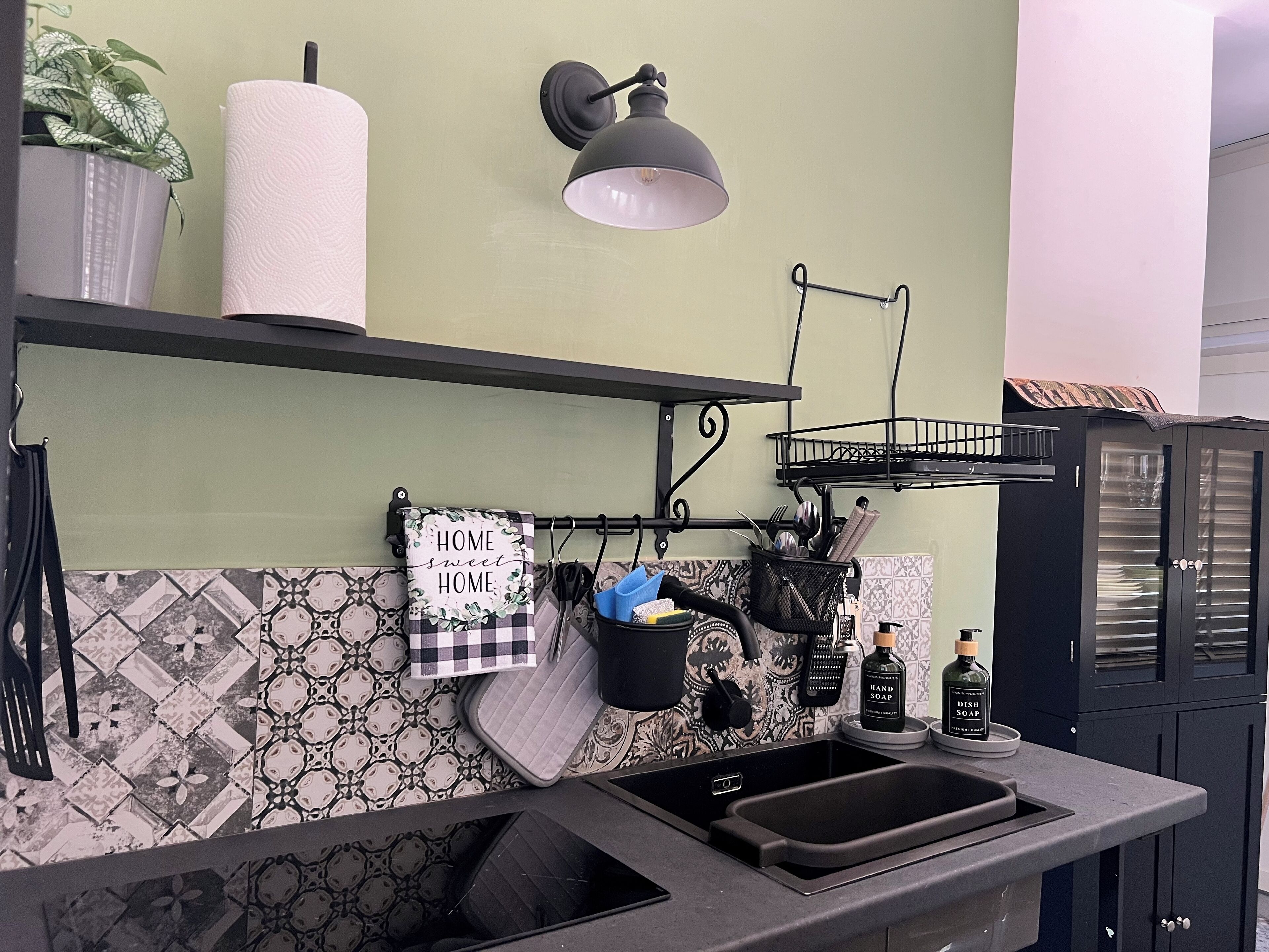 Frigorifero, microonde, piano cottura, macchina per tè/caffè