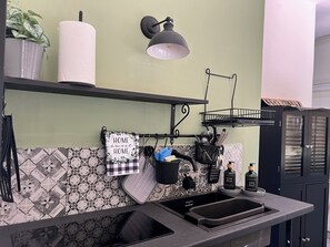 ثلاجة، ميكروويف، موقد طهي مسطح، ماكينة لصنع القهوة/الشاي