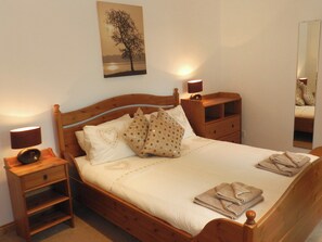 4 bedrooms, free WiFi, bed sheets - 4 bedroom accommodation in Brodick, Isle of Arran (Brodick, Isle of Arran)