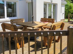 Outdoor dining - 4 bedroom accommodation in Brodick, Isle of Arran (Brodick, Isle of Arran)