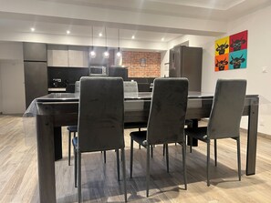 Dining - Maison de Bourg Avec Salle de Jeux (Fontenay-le-Pesnel)