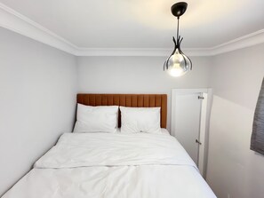Junior Apartment | Desk, free WiFi, bed sheets