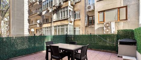 Senior-Apartment, Stadtblick | Terrasse/Patio