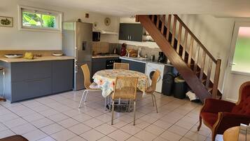 Frigorífic, microones, forn i placa de cuina