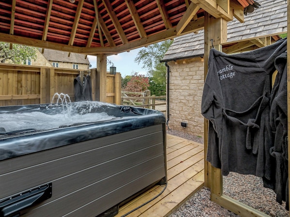 Outdoor spa tub