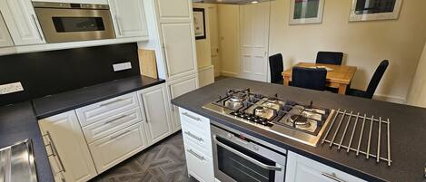 Kühlschrank, Mikrowelle, Ofen, Geschirrspüler