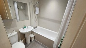 Un baño moderno con inodoro, lavabo y bañera.