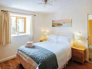 4 bedrooms, WiFi, bed sheets - Dairymaids Cottage is a great place to holiday amongst friends and family. (Middleton, near Rhossili)