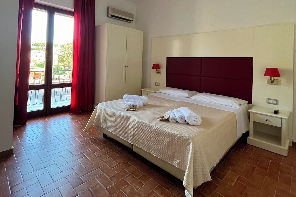 Klassieke kamer, 1 twee- of 2 eenpersoonsbedden, balkon | Een kluis op de kamer, een bureau, geluiddichte muren