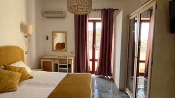 Camera Standard con letto matrimoniale o 2 letti singoli | Una cassaforte in camera, una scrivania, insonorizzazione