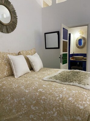 5 bedrooms, desk, iron/ironing board, WiFi