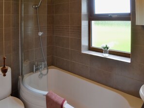 Bathroom - 3 bedroom accommodation in Borness, by Borgue, Kirkcudbright (Borness, by Borgue, Kirkcudbright)