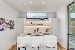 Fridge - Turtle creek Trailhouse, adjoining the Katy Trail  (Dallas)