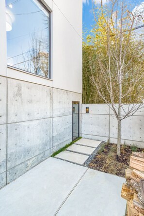 Terrace/patio - Turtle creek Trailhouse, adjoining the Katy Trail  (Dallas)