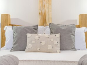 1 bedroom, free WiFi, bed sheets - 1 bedroom accommodation in Hope, near Welshpool (Hope, near Welshpool)