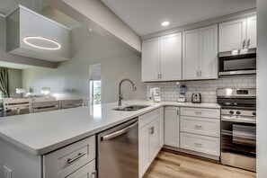 Fridge, microwave, oven, stovetop - Relaxing Coastal Escape (Myrtle Beach)