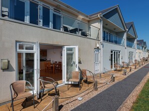 Outdoor dining - 2 Red Rock Apartments (Dawlish Warren)