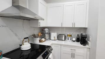 KylskÄp, mikrovÄgsugn, ugn och spishÀll