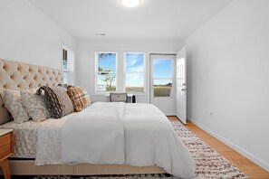 2 makuuhuonetta, työpöytä, silitysrauta/-lauta, vauvan matkasänky