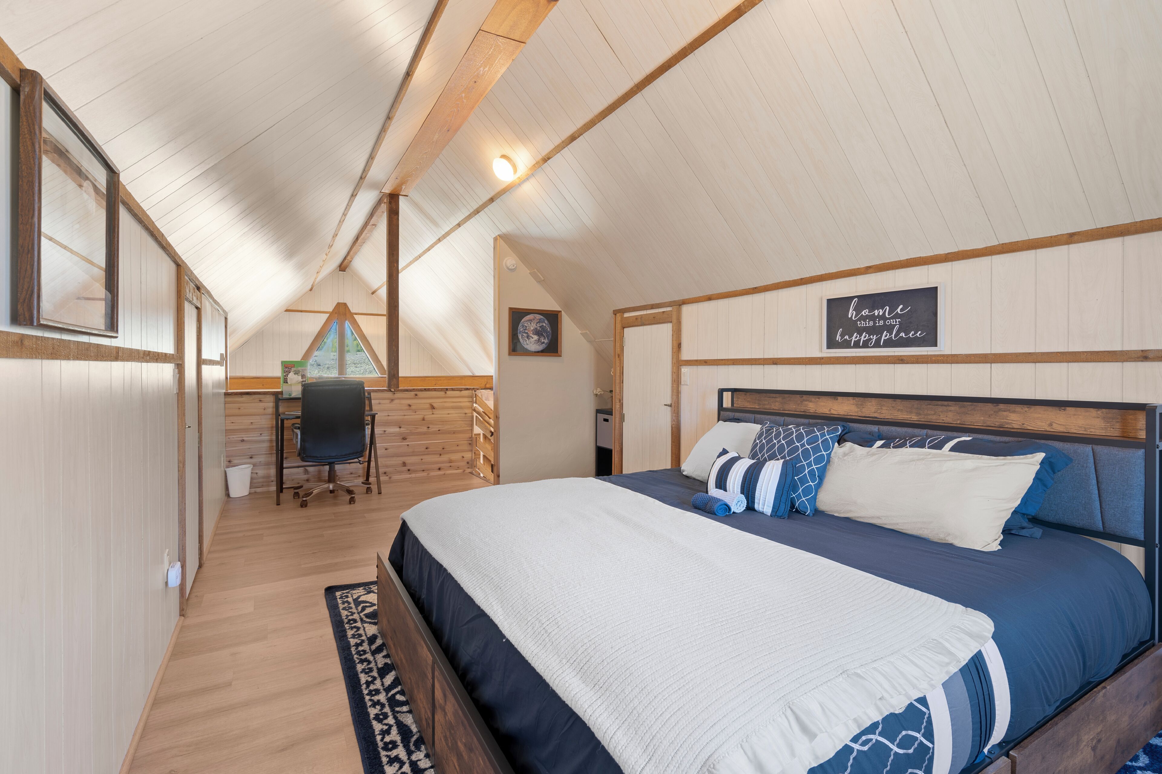 3 bedrooms, desk, iron/ironing board, travel crib