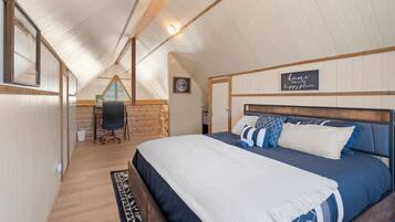 3 bedrooms, desk, iron/ironing board, travel crib