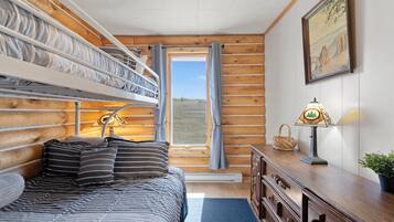 3 bedrooms, desk, iron/ironing board, travel crib