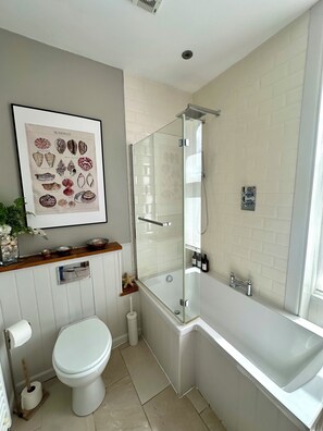 Shower, hair dryer, towels, soap - Stylish Elie Beach Retreat sea-view and Sunny deck (Elie and Earlsferry)