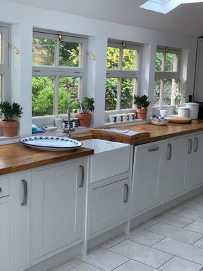 Secadora de cabello, toallas, jabón, shampoo 