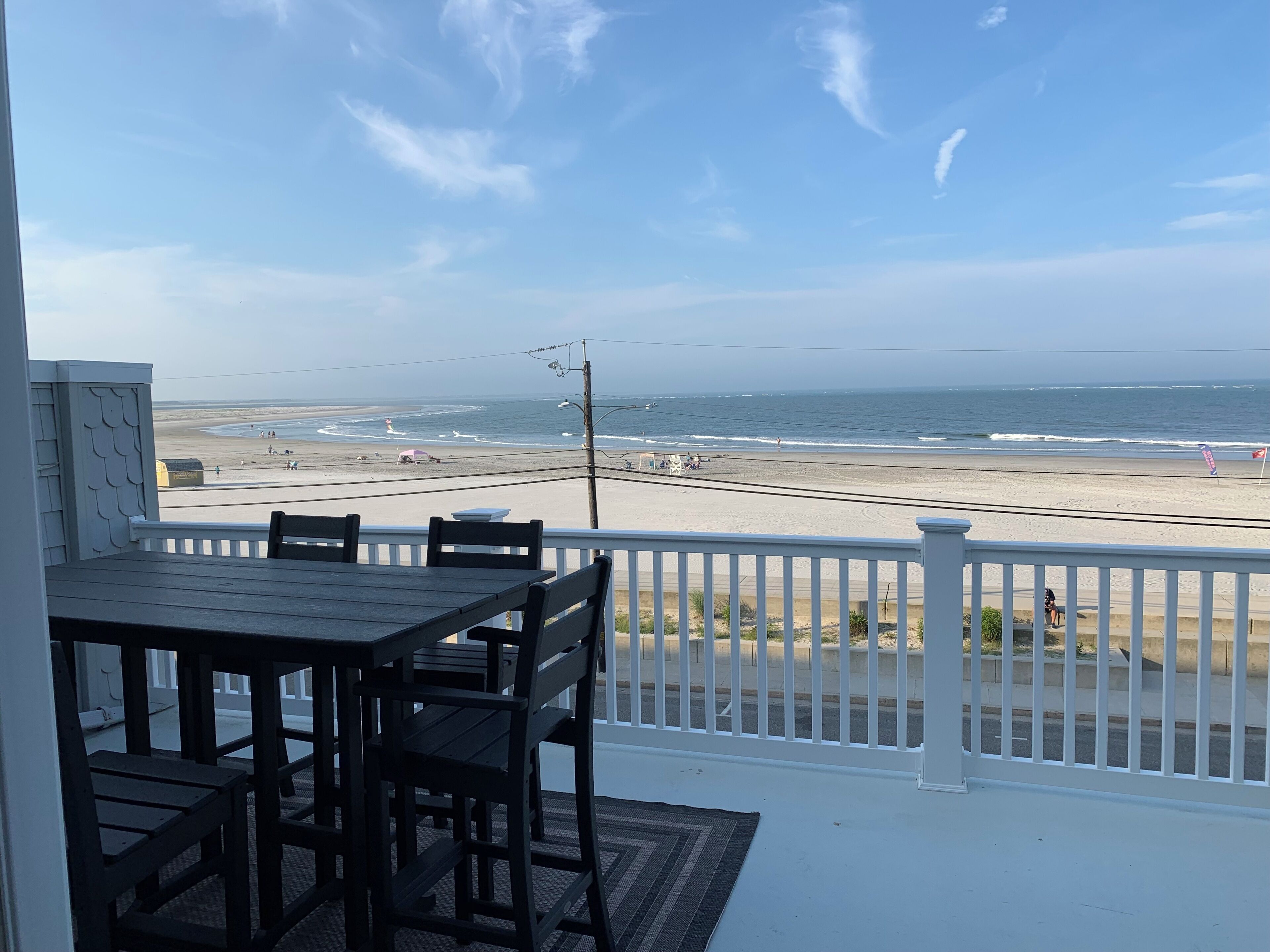 NEW BEACHFRONT, Spacious 4-Bedroom 3-Bath Condo sleeps 14 in North Wildwood