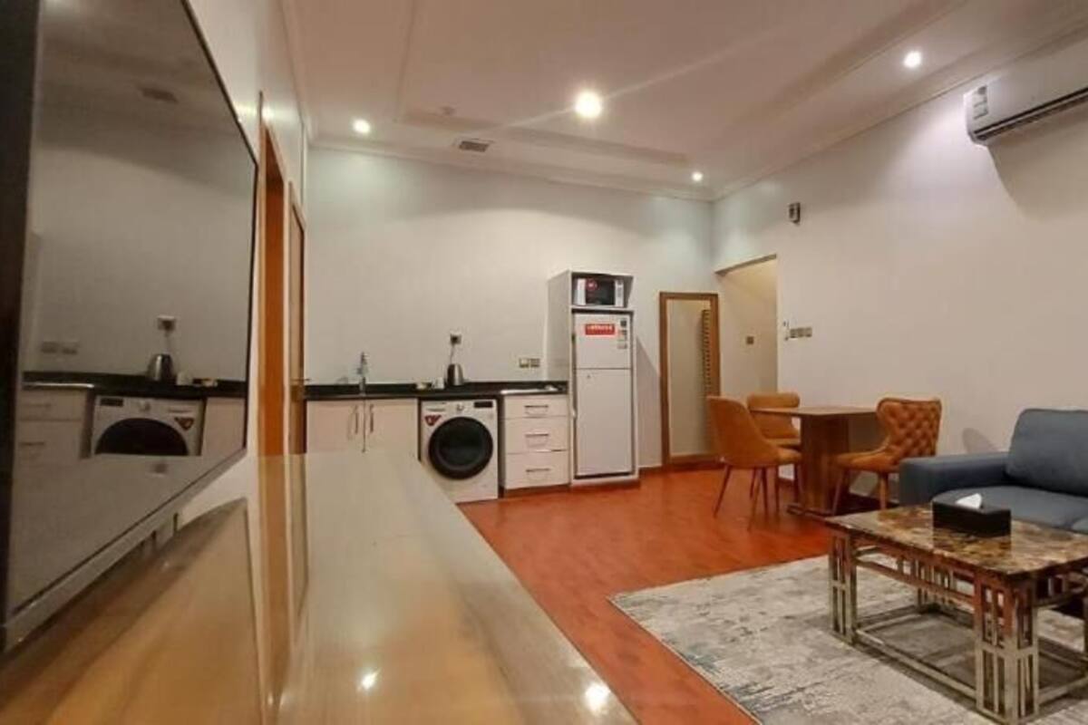 Apartment one bed room (Living room + Kitchen ) | Oppholdsområde | En 5-centimeters LED-TV med Parabol-TV