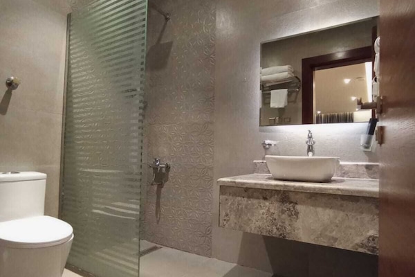Apartment three bed rooms -6 Beds | Kylpyhuone | Tohvelit, pyyhkeet