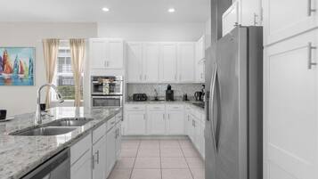 ثلاجة، ميكروويف، فرن، موقد طهي مسطح