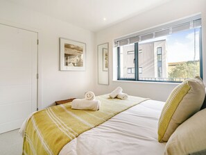 4 bedrooms, free WiFi, bed sheets - 4 bedroom accommodation in Newquay (Newquay)
