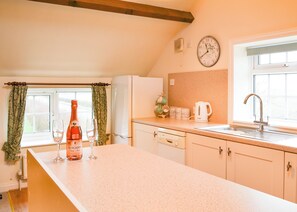 Oppvaskmaskin og høy barnestol