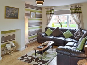 Living area - Situated close to all the amenities of the fishing port of Whitby. (Whitby)