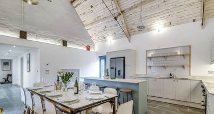 5 bedroom accommodation in Huntley