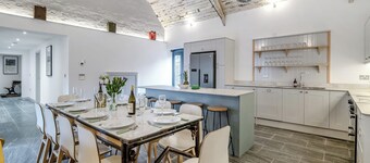 5 bedroom accommodation in Huntley