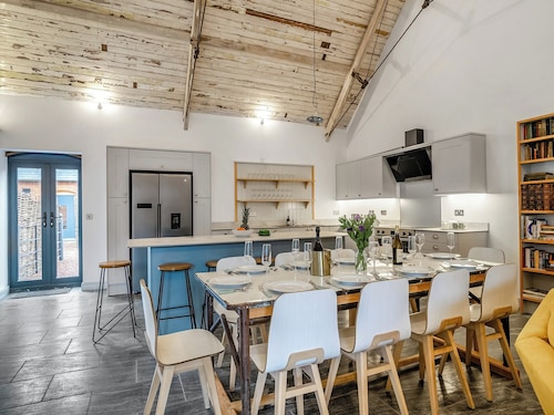 5 bedroom accommodation in Huntley