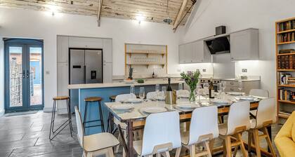 5 bedroom accommodation in Huntley