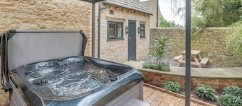 A luxury one bedroom cottage with bubbling hot tub.